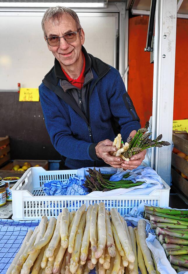 Verkauft den heimischen Spargel auch in diesem Jahr zu den üblichen Preisen: Richard Hogg vom Obstbau König-Hogg in Bankholzen auf dem ...