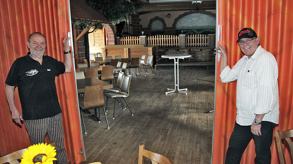 Karl Hummel (links) und Dirk Pfersdorf öffnen die Türe zum großen Tanzsaal im Gasthaus Engel in Neuhausen, wo Pfersdorf 1979 zum ersten ...