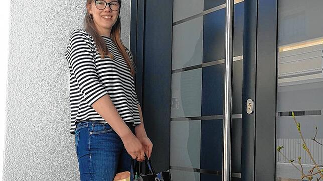 Ministrantin Marina Maier kauft derzeit für hilfsbedürftige Menschen ein, die ihre eigenen vier Wände aufgrund der Corona-Krise nicht ...