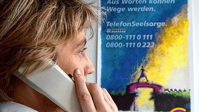 Eine Mitarbeiterin der Telefonseelsorge (Archivbild, Symbolbild).