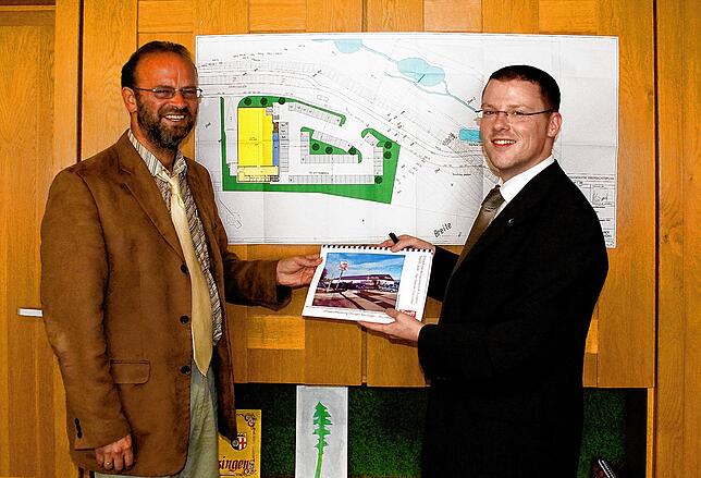 2007: Bürgermeister Bernhard Volk (links) und Gebietsexpansionsleiter Frank Meng (rechts) stellen die Pläne für den „Treff ...