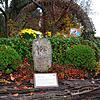 Der Stein, der einst das Zusammentreffen der Gemarkungen Nollingen, Minseln und Karsau markierte, steht jetzt am Eingang zum Salmegg-Park.