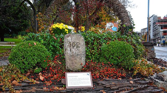 Der Stein, der einst das Zusammentreffen der Gemarkungen Nollingen, Minseln und Karsau markierte, steht jetzt am Eingang zum Salmegg-Park.
