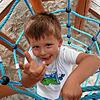 Wie Spiderman: Der fünfjährige Luca nimmt das Klettergerüst mit der blauen Strickleiter auf dem Singener Abenteuerspielplatz in der ...