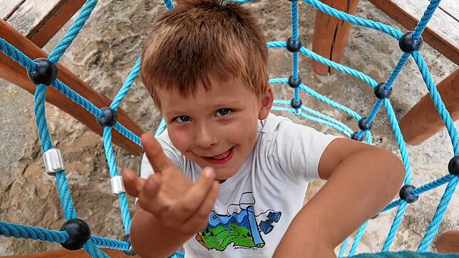Wie Spiderman: Der fünfjährige Luca nimmt das Klettergerüst mit der blauen Strickleiter auf dem Singener Abenteuerspielplatz in der ...