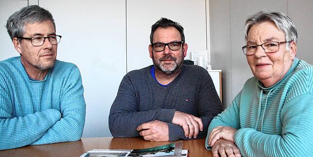 Marco Knöpfle, Marc und Inge Fluck (von links) erinnern an den elektrischen Wasserbus, der im Jahr 2000 über den Seerhein fuhr.