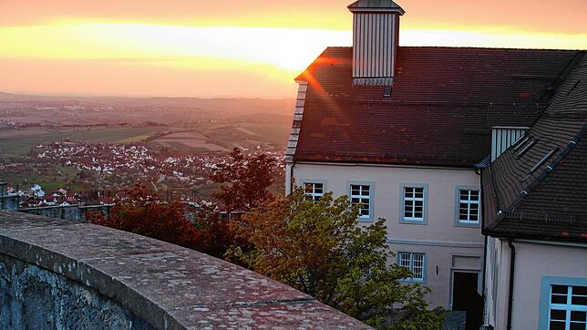 Ausblick von Schloss Ebersberg: Das Gelände um die ehemalige Staufer-Burg in der Gemeinde Auenwald wird heute von katholischen ...