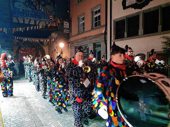 Jetzt gibt es kein Halten mehr. Der Fanfarenzug der Blätzlebuebe-Zunft gibt alles, aus den Fenstern rufen die Altstadt-Bewohner ...