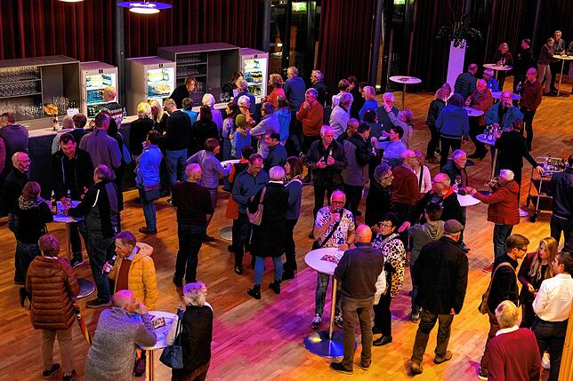 Im Foyer der Neuen Tonhalle wird nach der Veranstaltung vom Publikum lebhaft weiter diskutiert.