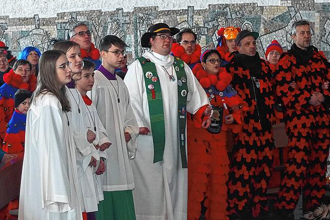 Ein närrischer Tag beginnt vor dem großen Umzug mit einem närrischen Gottesdienst, bei dem viel Gesungen und geschunkelt wurde