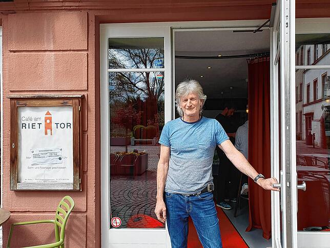 Das Café am Riettor hat eine besondere Lage. Direkt vor dem Riettor gibt es hier bei gutem Wetter sonnige Plätze, betont Rudolf Fürst ...