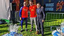 Spaniens Nationaltrainer Luis de la Fuente (links) und Alejandro Morales Mansito, Vorstandsmitglied des spanischen Fußballverbands ...
