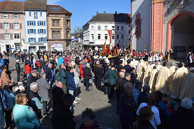 Zahlreiche Gäste folgen dem Prozessionszug für den Heiligen Fridolin durch Bad Säckingen.