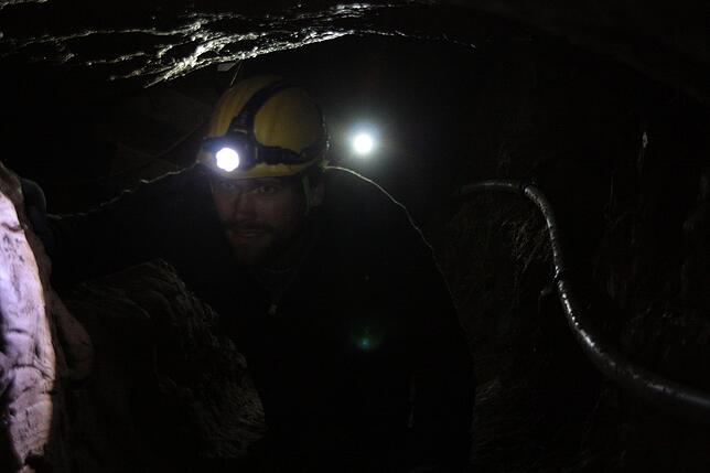 Auf allen vieren kriechen: Die schmalen Gänge der Blätterteighöhle lassen nur selten das Stehen zu.