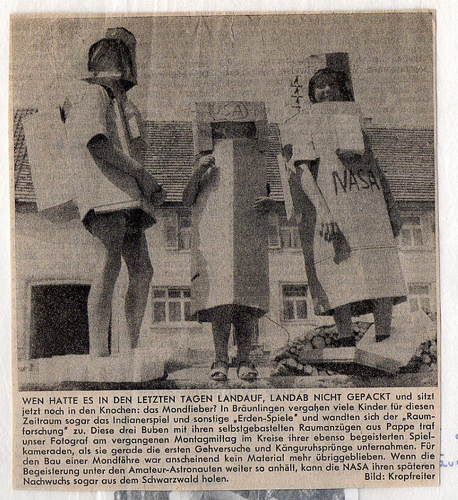 Die drei Bräunlinger Astronauten: SÜDKURIER-Ausschnitt vom Juli 1969. Wolfgang und Eckhard Kropfreiter verkleiden sich mit dem ...