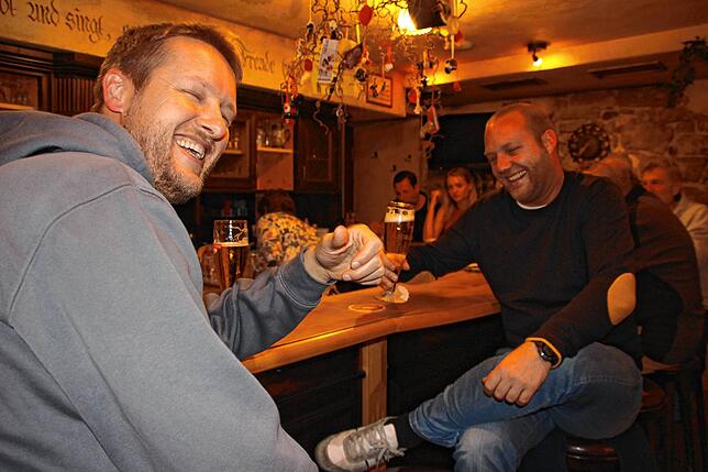 Marcus Kuhn (links) und Christian Walter sitzen lieber an der Theke. Zum letzten Stammtisch der Altwieberiche sind fast die Hälfte der ...