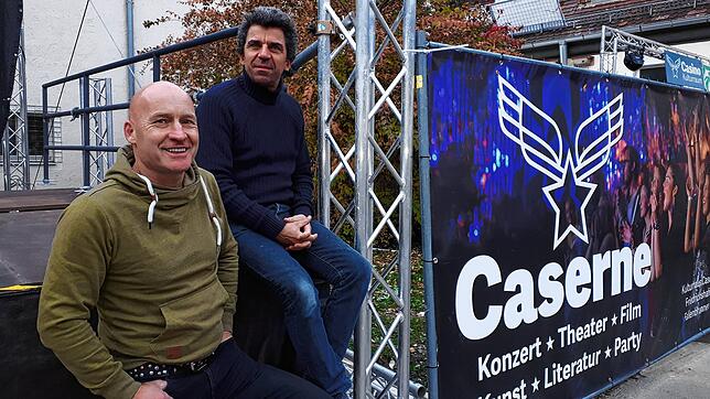 Caserne-Geschäftsführer Claus-Michael Haydt hat den Fallenbrunnen 17 bereits seit 1995 gemietet. Hier im Bild mit seinem Stellvertreter ...