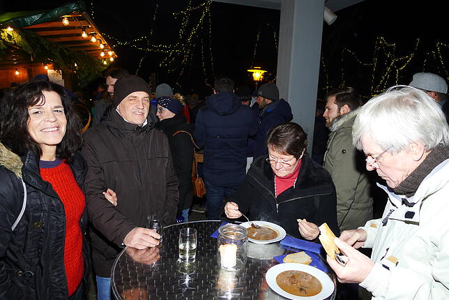 Bild 9: Bilderstory: Kulinarische Genüsse und eine besinnliche Atmosphäre locken viele Besucher auf den Nikolausmarkt in Wittenhofen