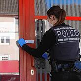 Eine Polizistin beim Versiegeln der Mühlinger Sparkassenfiliale nach der Spurensicherung.