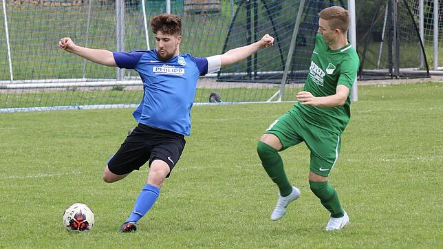 Abstieg in Sicht: Kevin Balling (links gegen zweifachen Torschützen Dominik Hug) und der FV Degerfelden müssen sich nach dem 2:5 gegen ...