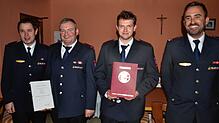Abteilungskommandant Dominik Groß (links) und Gesamtkommandant Florian Löffler (rechts) ehrten Karl Muffler (zweiter von links) für ...