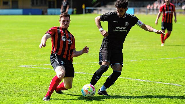 Stefan Schwarzwälder (links) vom FC Königsfeld bremst Mert Tuncer (SC Konstanz-Wollmatingen).