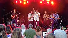 Funk und Soul bieten Fatcat bei ihrem Auftritt beim Innenhof-Festival am Freitag, 9. August, einer begeistert tanzenden Menge.