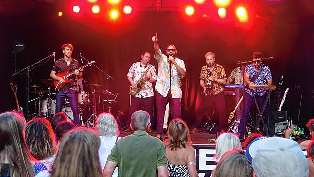 Funk und Soul bieten Fatcat bei ihrem Auftritt beim Innenhof-Festival am Freitag, 9. August, einer begeistert tanzenden Menge.