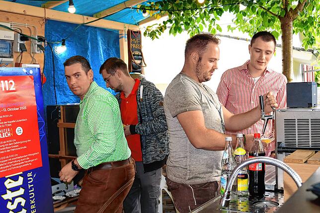 Bild 11: Neudingen zeigt sich blau-weiß Musikkapelle lud zum Bayerischen Wochenende