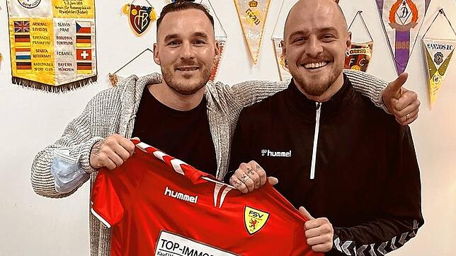 Wechsel: Dennis Heil (links) kommt vom TuS Stetten zum FSV Rheinfelden II. Neben ihm FSV-Sportchef Julian Jäger.