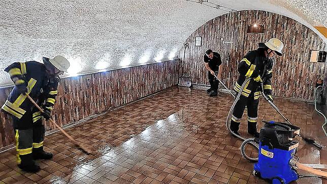 Am Tag der Wiedereröffnung nach dem coronabedingten Lockdown wurde der Rheinkeller in Kadelburg von den Wassermassen zerstört. Die ...