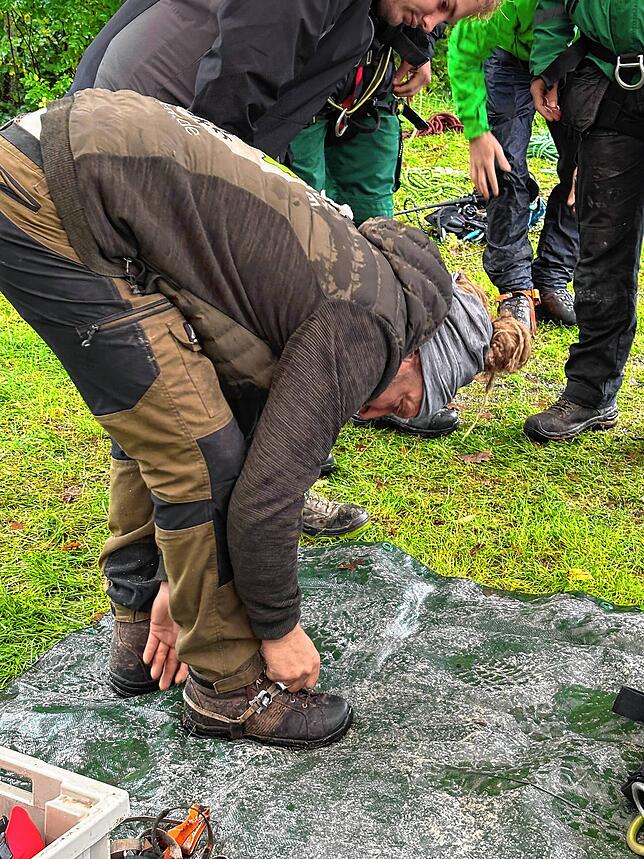 Baumkletterer Martin Wetzler legt die Pantine an.