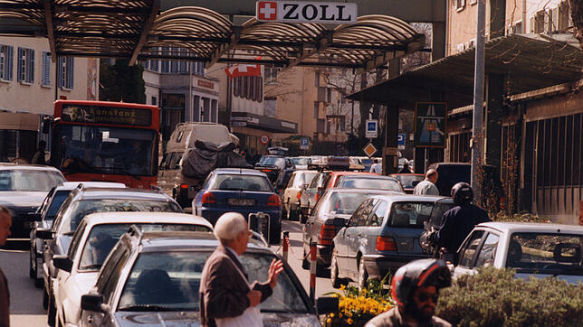 Dieses Bild wurde im Jahr 1998 am Hauptzoll in Konstanz aufgenommen. Die Forderungen nach einer Bagatellgrenze für Einkaufstouristen ist ...