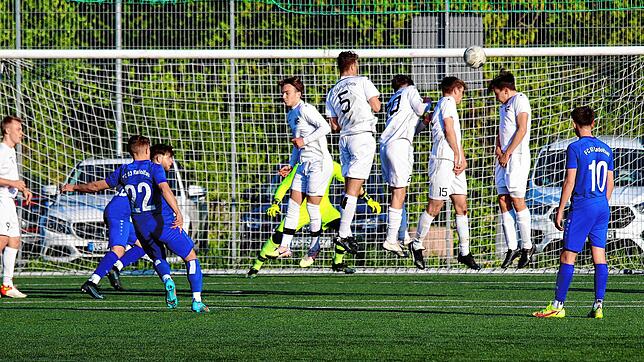 Überragender Treffer: Dominik Rummler vom FC Radolfzell zirkelte gegen Villingen einen Freistoß über die Mauer.
