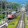Eine Diesellok fährt 2021 auf der Südbahnstrecke von Ulm nach Friedrichshafen unter den neu installierten Oberleitungen durch. Ende 2027 ...
