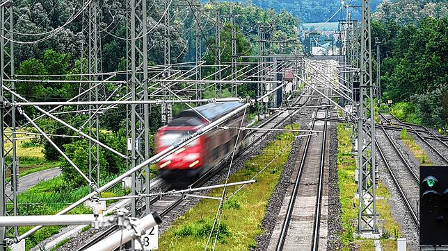 Eine Diesellok fährt 2021 auf der Südbahnstrecke von Ulm nach Friedrichshafen unter den neu installierten Oberleitungen durch. Ende 2027 ...