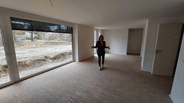 Sabine Schilling von der Spitalstiftung steht in einer Vier-Zimmer-Wohnung. Das Parkett ist verlegt, die Wände gestrichen. In wenigen ...