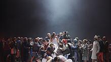 Getriebene: Elisabeth von Valois (Olga Busuioc, Mitte) und Don Carlos (Massimo Giordano, vorne kniend) in der Menschenmenge ...