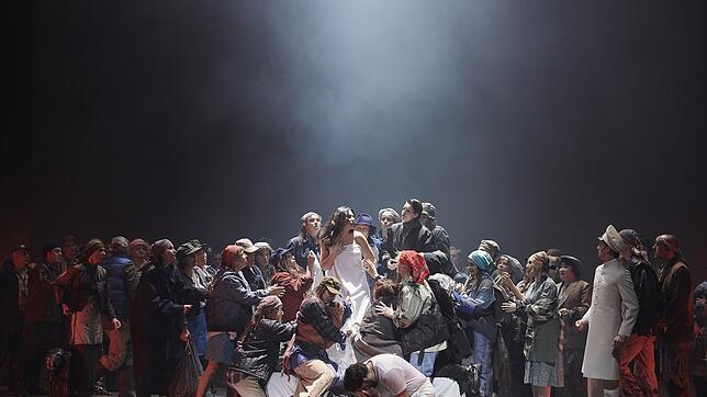 Getriebene: Elisabeth von Valois (Olga Busuioc, Mitte) und Don Carlos (Massimo Giordano, vorne kniend) in der Menschenmenge ...