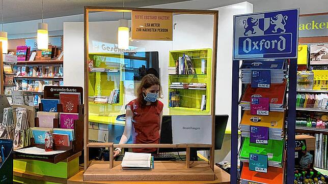 Sicherheitsvorkehrungen zum Schutz vor dem Corona-Virus, hier in einem Lauchringer Geschäft, sind im Einzelhandel verpflichtend.