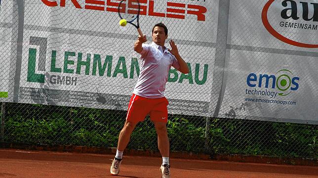 Marathon-Mann: Der Schweizer Raphael Lustenberger, die Nummer Eins des TC RW Tiengen, gewann beim 6:3-Erfolg des Badenliga-Aufsteigers ...
