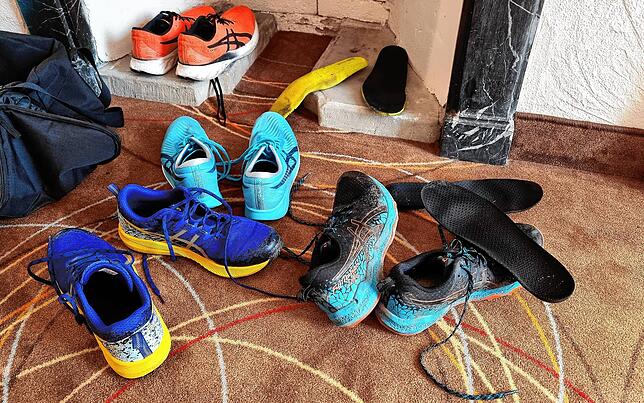 So sieht das Hotelzimmer eines Spitzenläufers aus. Bei gleich vier Paaren Laufschuhen hat man tatsächlich die Qual der Wahl.