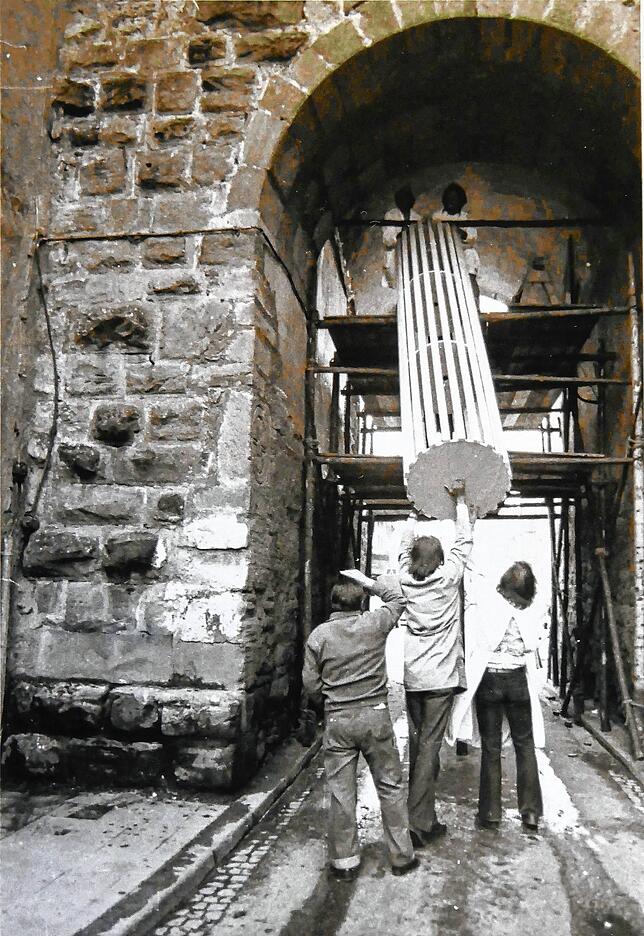 Hier wird die Walze auf ein Gerüst im Oberen Tor hinaufgehievt. Das Fresko aus dem Tor-Innenbogen wurde dann zur Ablösung präpariert und ...