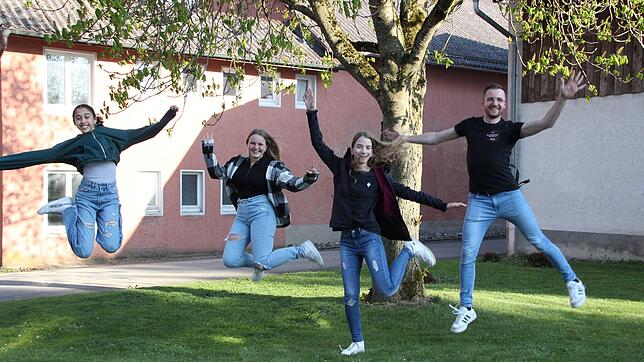 Diese Woche geht das Training wieder los &ndash; Taira, Antonia, Lisa und Daniel Faschian freuen sich darauf. Alle Gruppen des ...