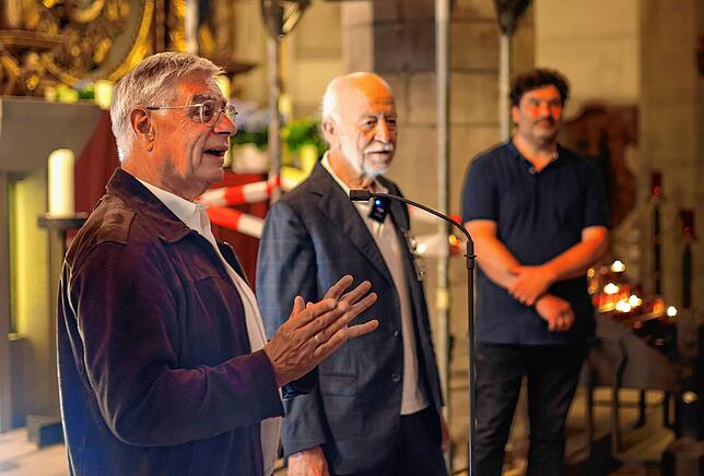 Helmut Villinger, Vorsitzender des Münsterbauvereins mit dem Lichtdesigner Charles Keller und Architekt Bruno Siegelin (von links) bei ...