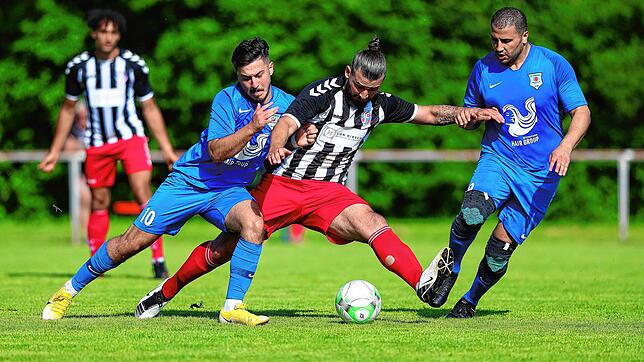 Verstärkung: Mustafa Akgün (Mitte), hier noch im Trikot des SC Konstanz-Wollmatingen, wechselte vom Landesligisten VfR Stockach zum SV ...
