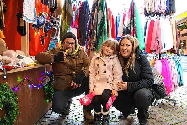 Ben Aslan verkauft Mützen, Schals und Handschuhe. Beim Familientag gab es ein paar Kinder-Fäustlinge für 8 statt bisher 10 Euro. Und ...