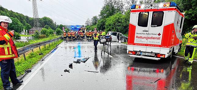 Feuerwehr und DRK sind auf der B27 im Einsatz. Die Bundesstraße ist gesperrt.