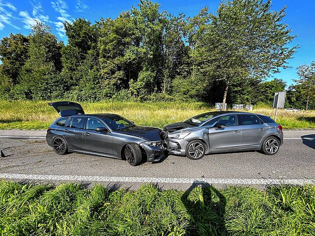 Eine Fahrerin eines BMWs steuerte diesen frontal in einen Citroën.