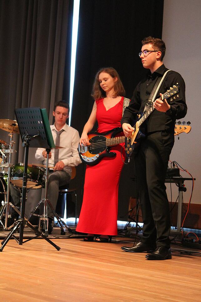Sie sorgen mit der Abi-Band für die musikalische Untermalung des Abends: Max Kowalewsky, Leonie Schmidt und Johannes Reiz (von links).
